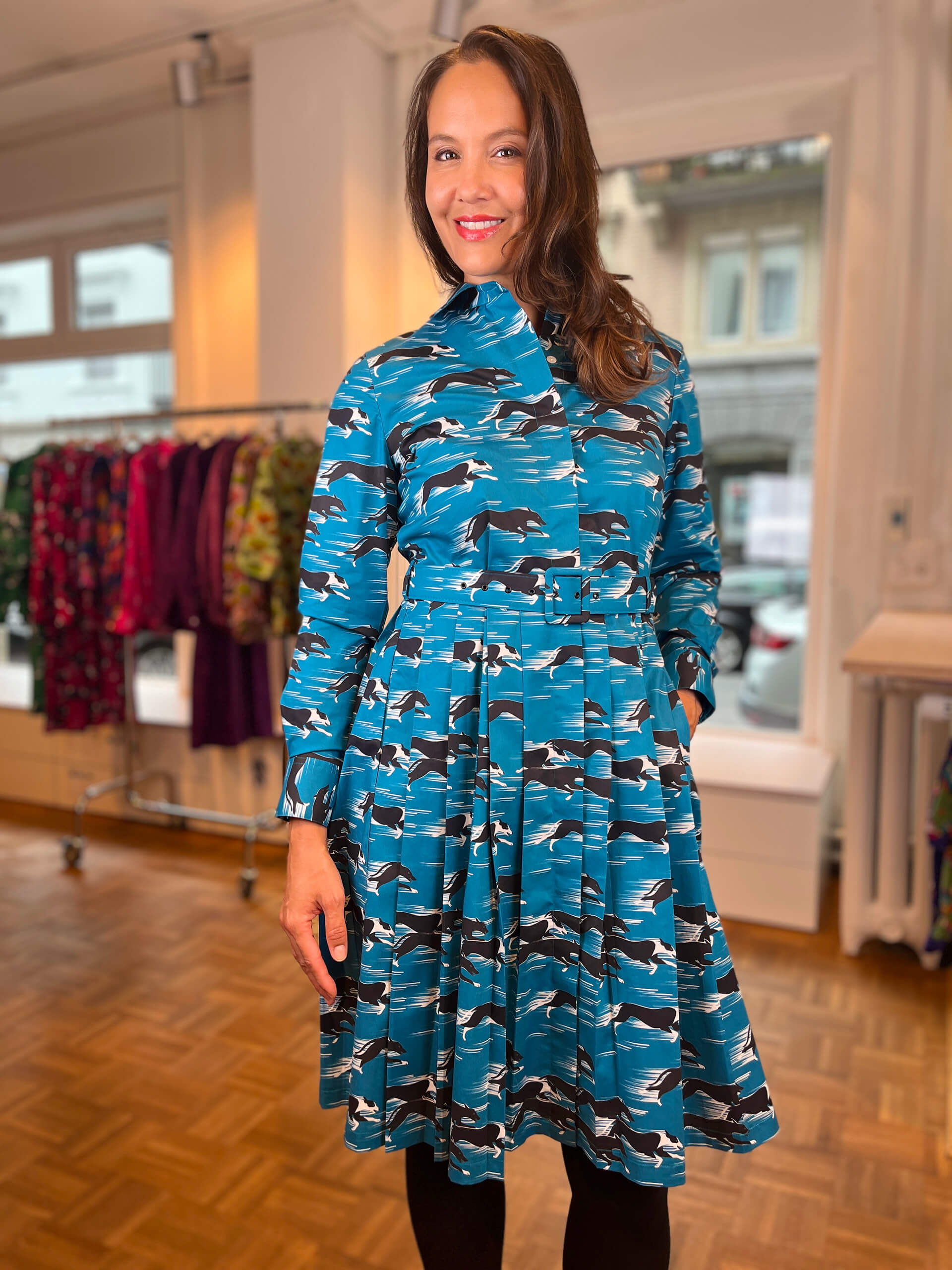 Greyhounds – Dress with belt and pleats 